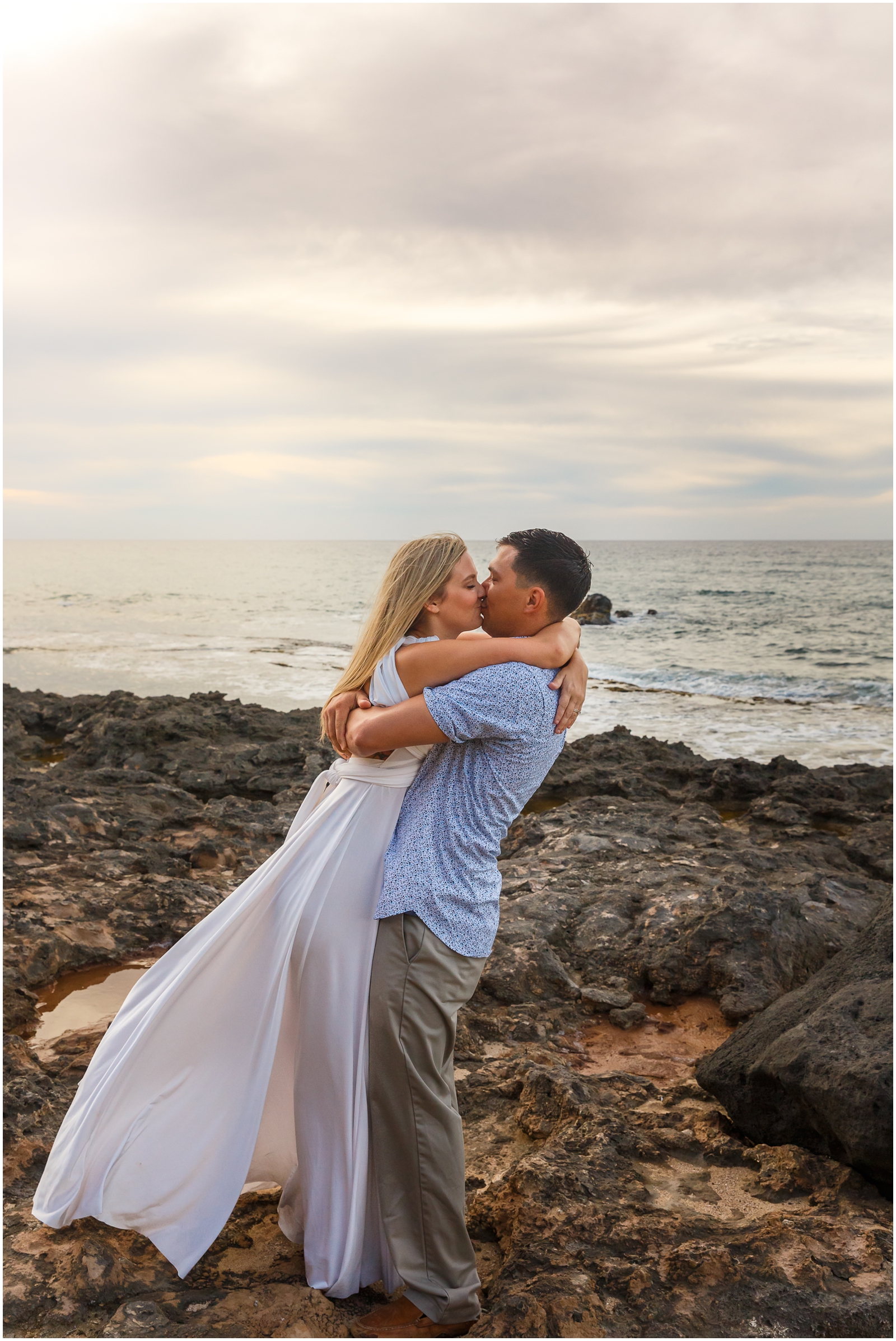 Couple kissing during their Oahu elopement.