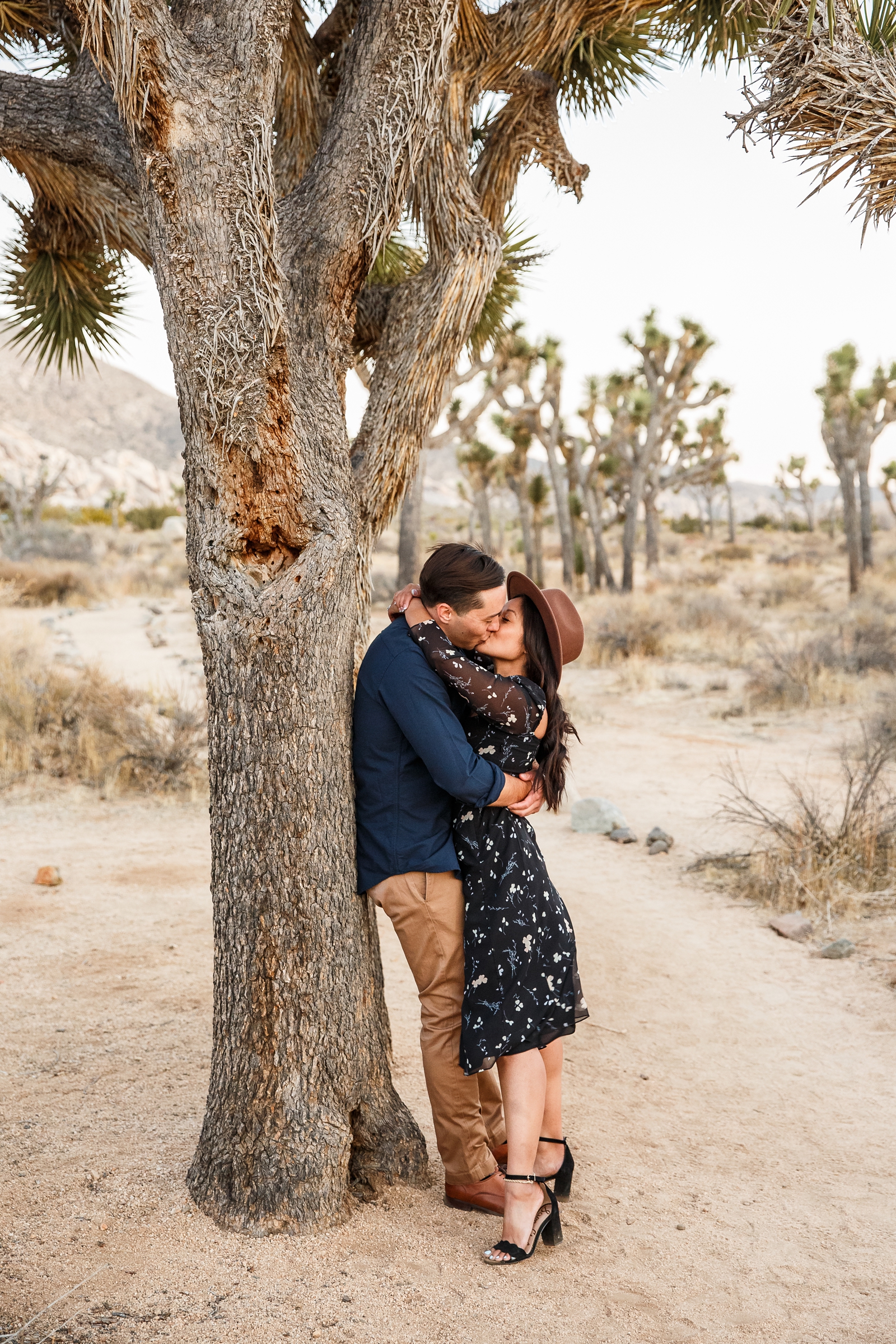 Swoon worthy kiss in Joshua Tree National Park.