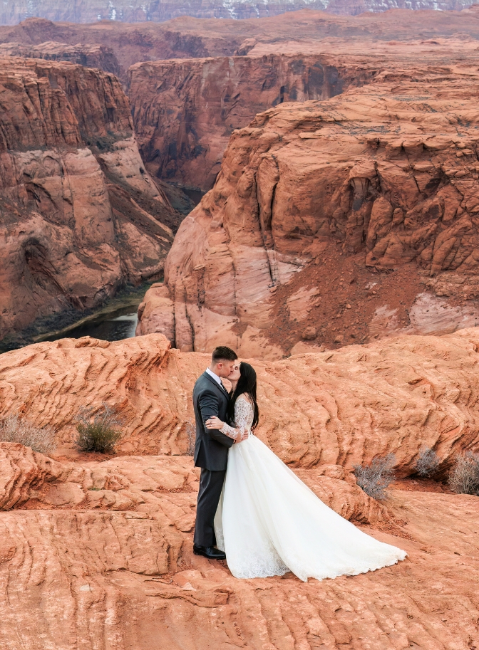 photo of bride and groom kissing at Horseshoe Bend