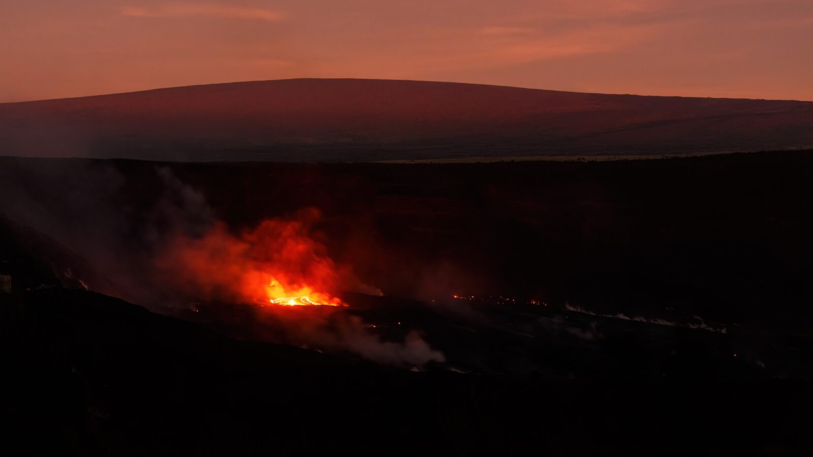 photo of lava at Hawaii Volcanoes National Park for an engagement session